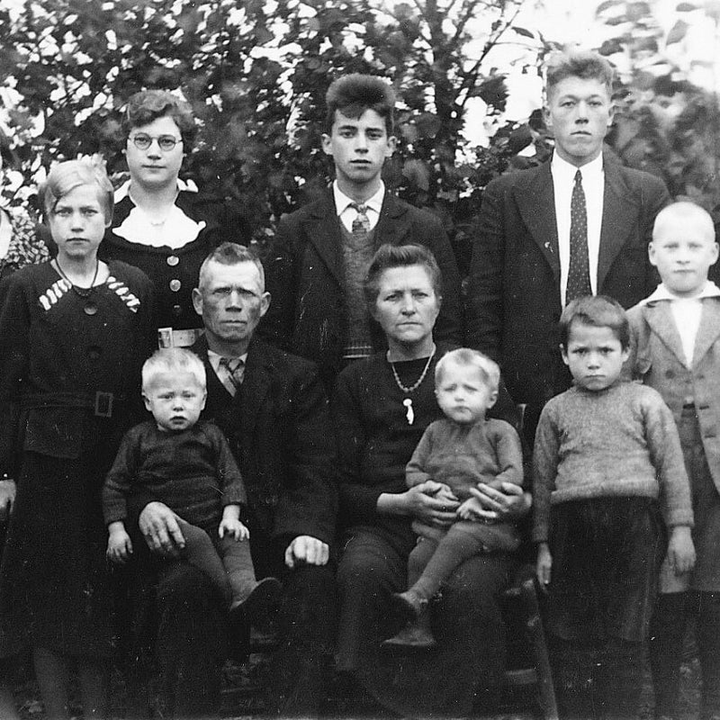 FamilievanVeenGezinrond19323334.jpg