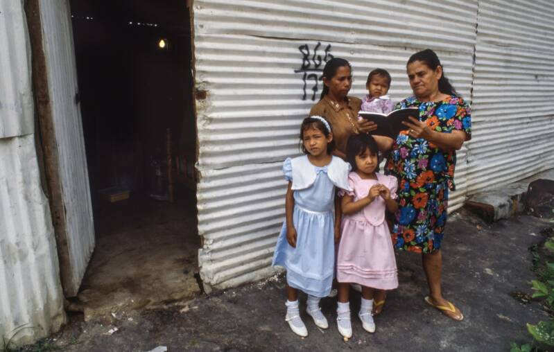 poor-family-colombia-kopie-standard.jpg