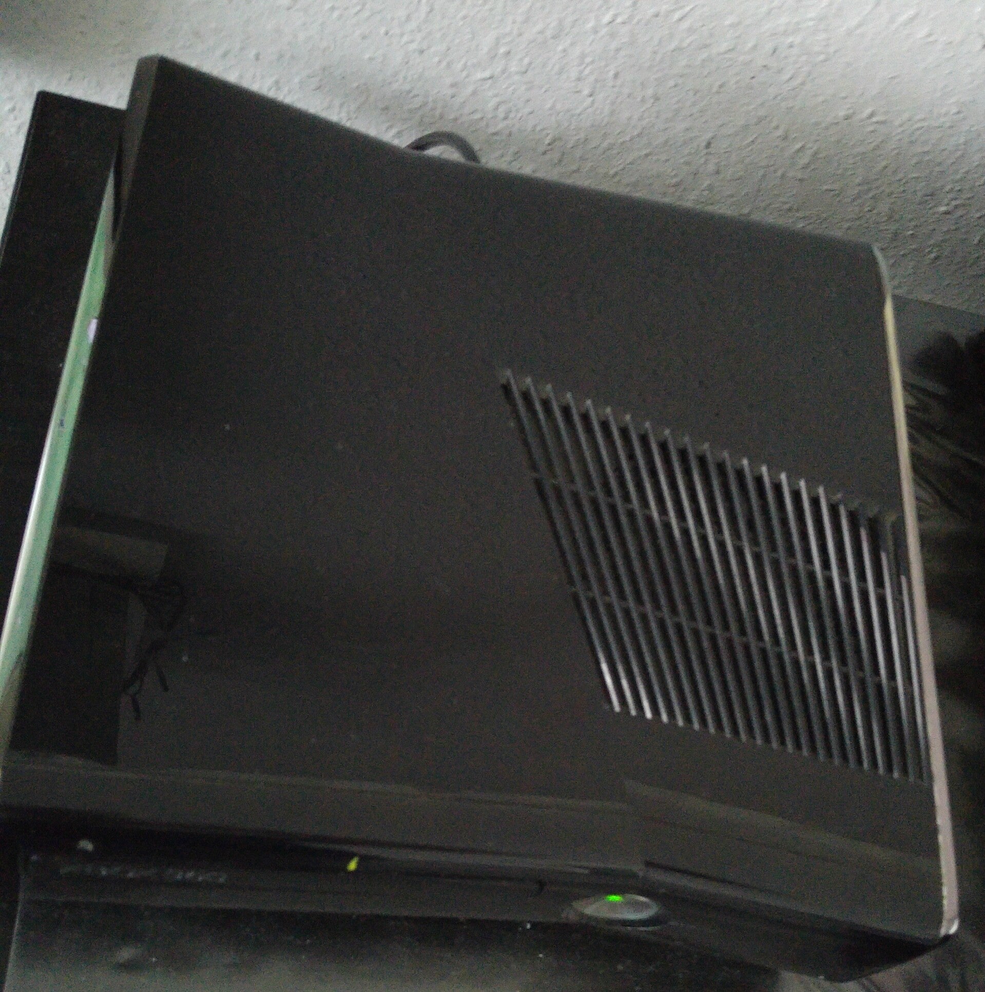 Xbox 360 Slim 250GB Schwarz + 2 W-Less Controllern + FIFA11 + NHL12 + Hawx 2