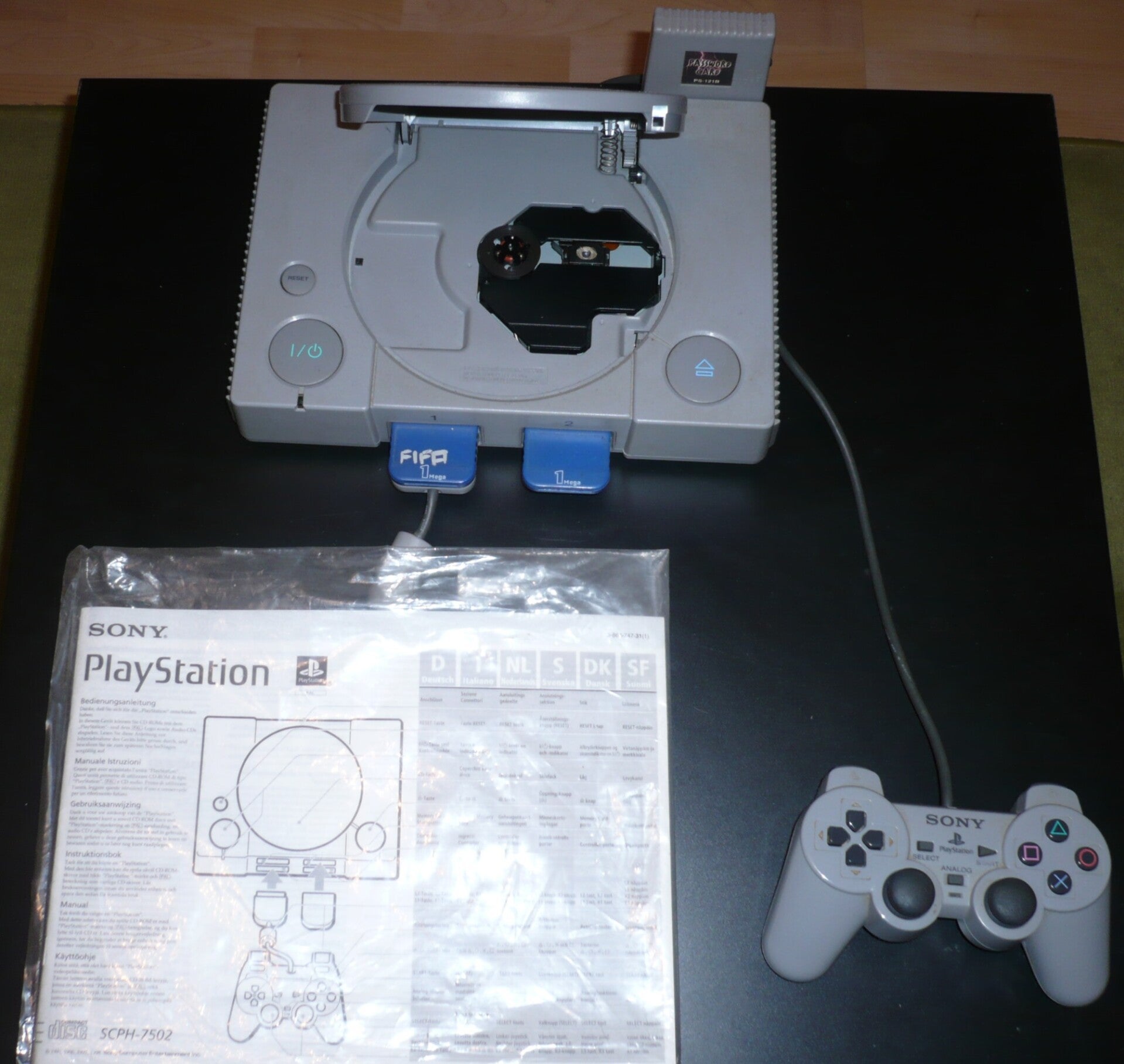 Playstation (I) mit 1x Controller, 2x Speicherkarten, 1x Password Saver, 15 Spiele in Original Verpackung