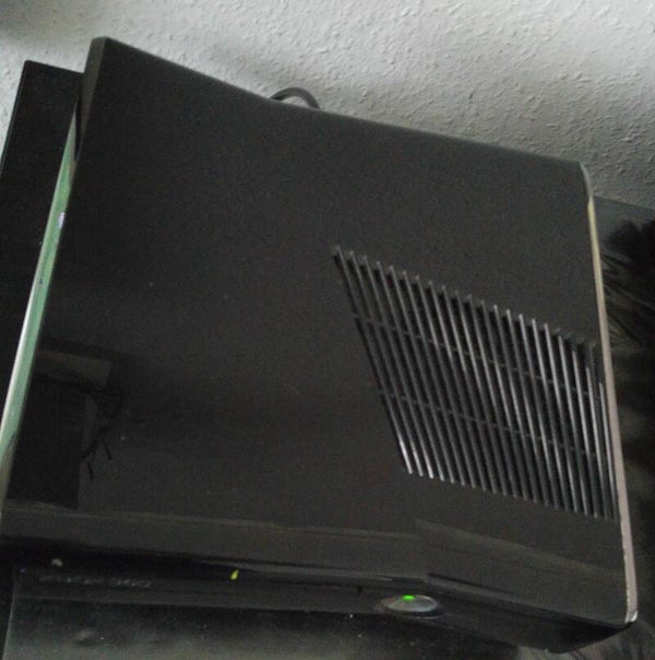 Xbox 360 Slim 250GB Schwarz + 2 W-Less Controllern + FIFA11 + NHL12 + Hawx 2