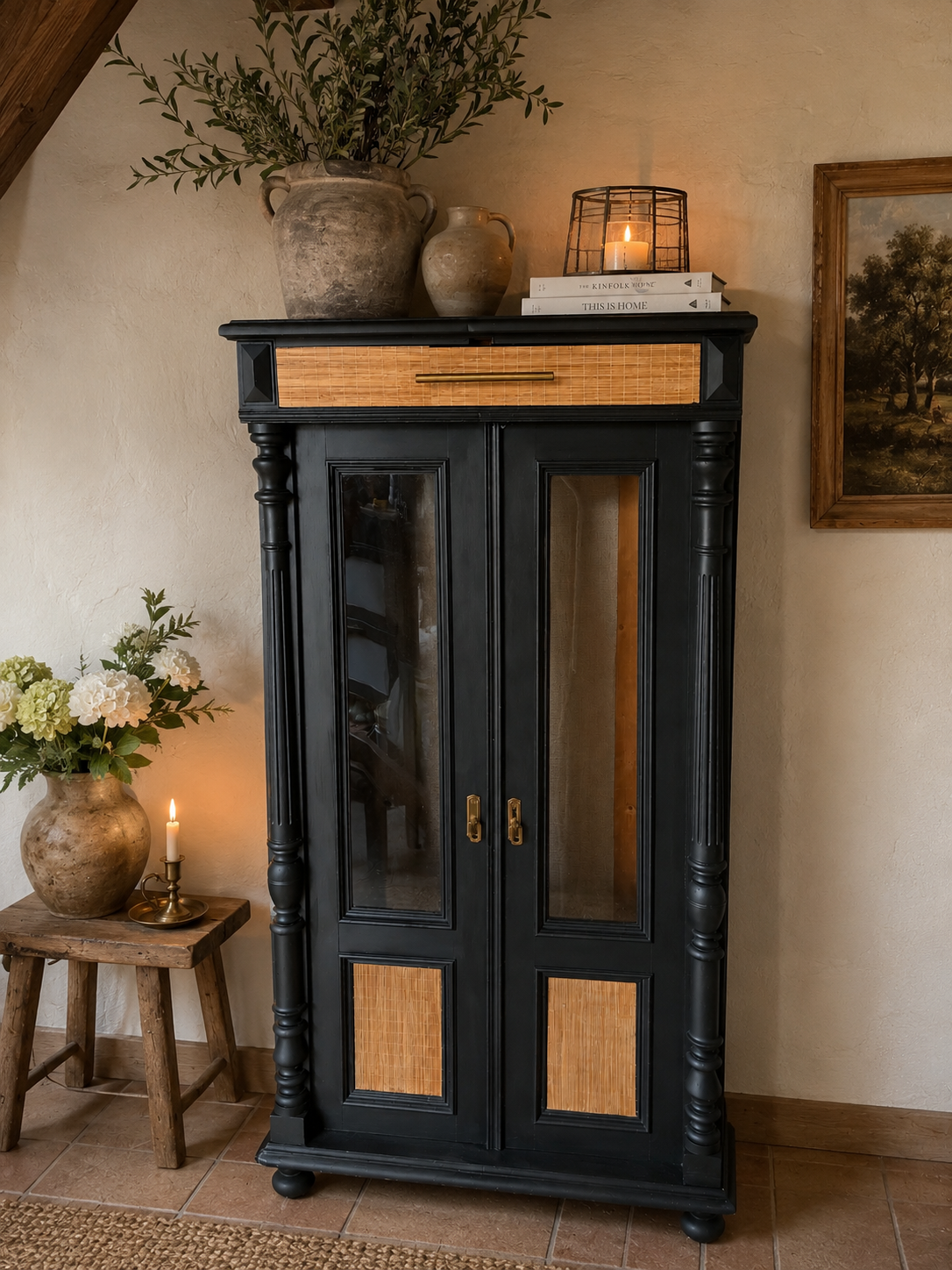 Sierlijke sfeervolle vitrine kast