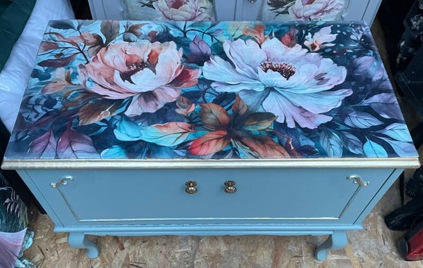 Landelijk brocante kastje