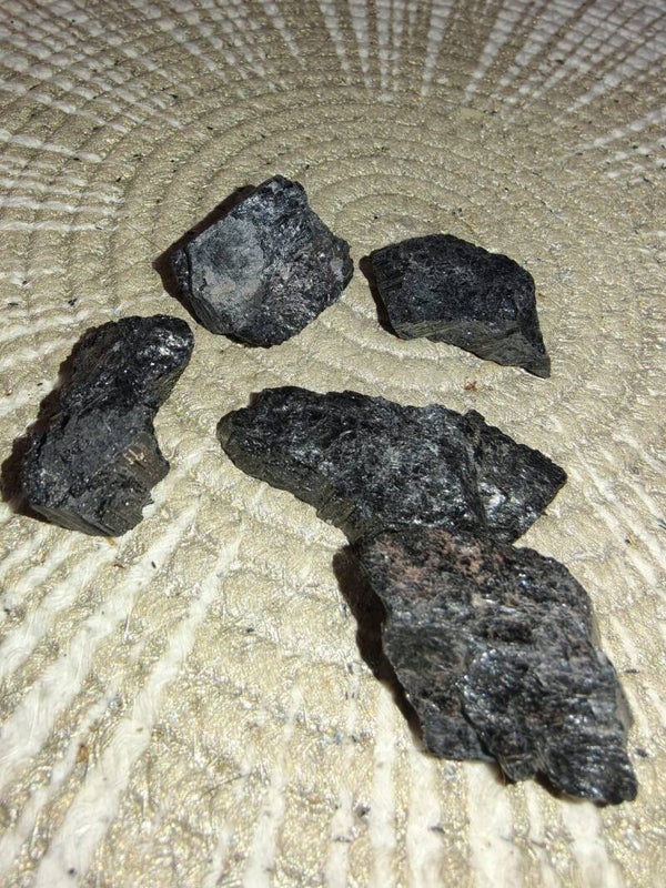 Tormalina nera grezzo