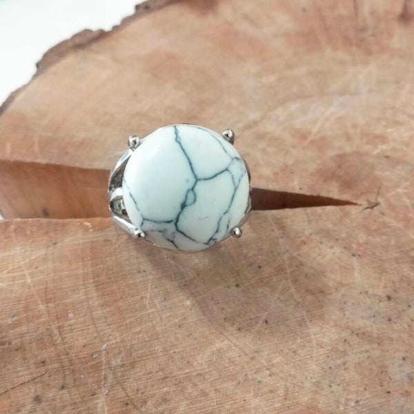 Anello tondo regolabile Howlite