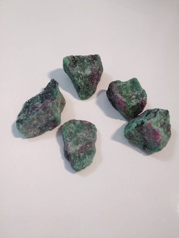 Rubyzoisite grezzo
