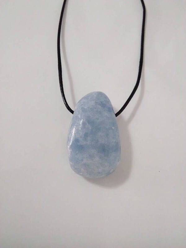 Calcite blu sagomato forato a goccia