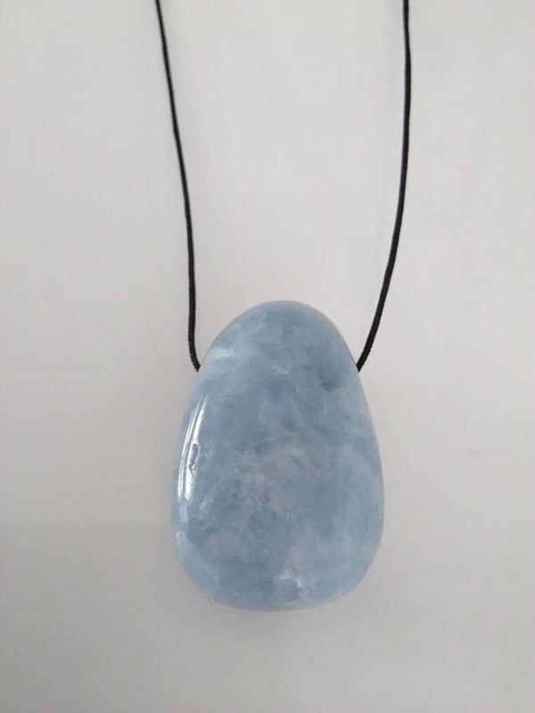 Calcite blu sagomato forato a goccia