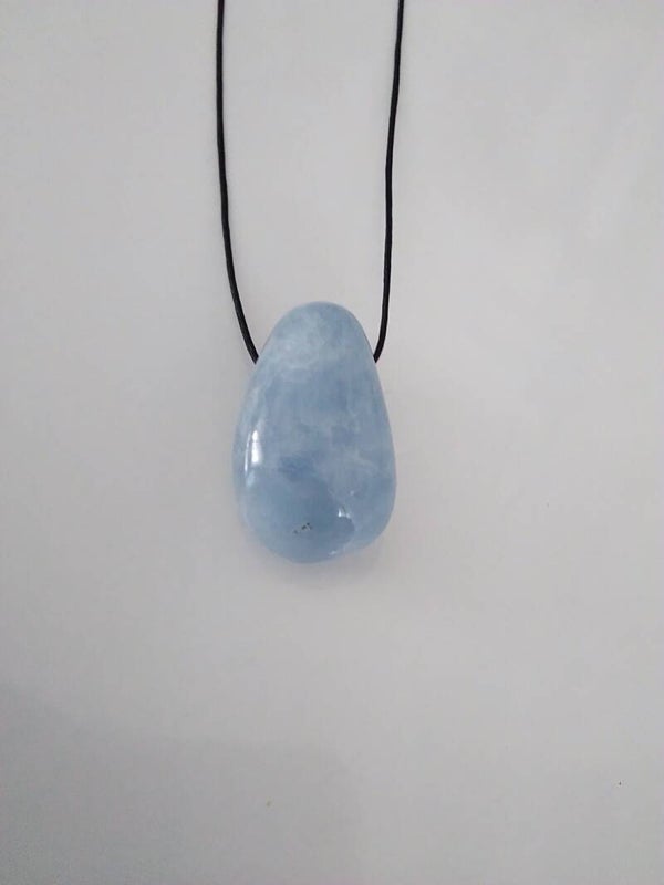 Calcite blu sagomato forato a goccia