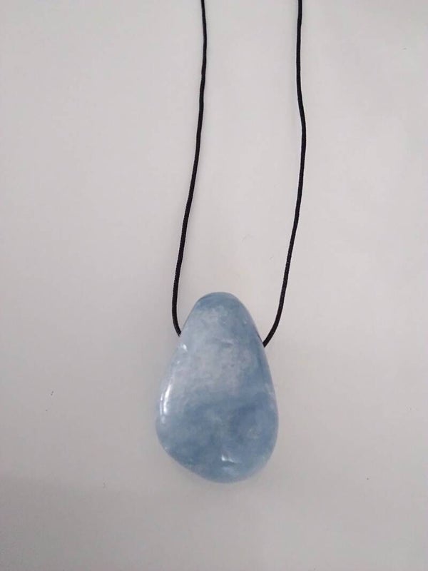 Calcite blu sagomato forato a goccia