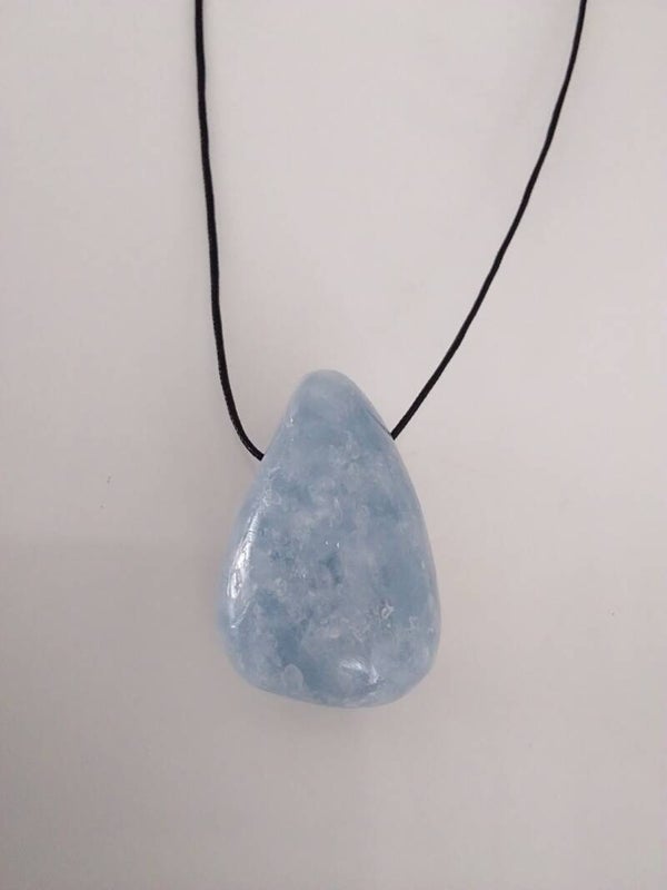 Calcite blu sagomato forato a goccia