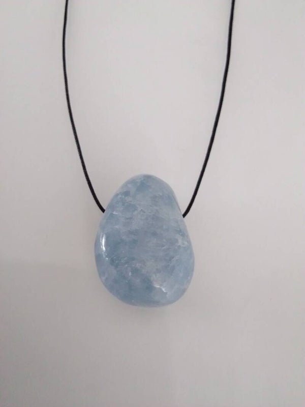 Calcite blu sagomato forato a goccia