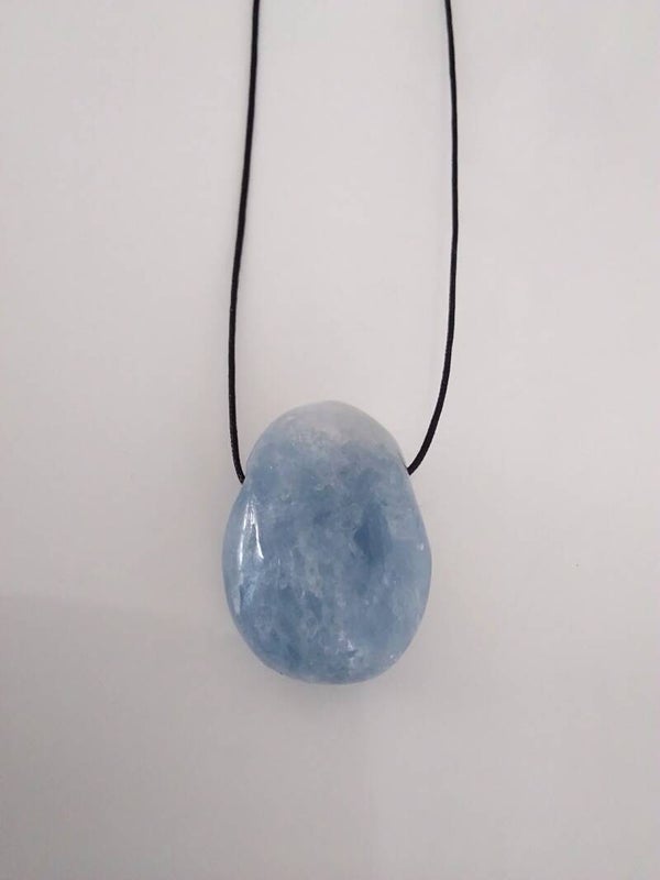 Calcite blu sagomato forato a goccia