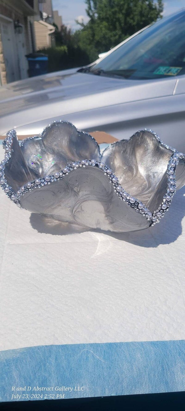 Elegant Pearl-Edged Decorative Bowl