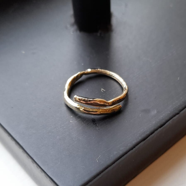 Organische gevormde gouden ring.