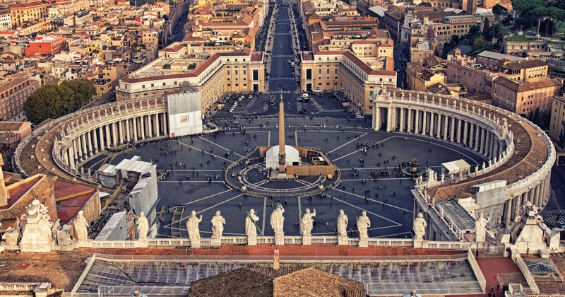 Centraal plein in Vaticaanstad, Rome, Italië met de Sint-Pietersbasiliek aan de achterkant
