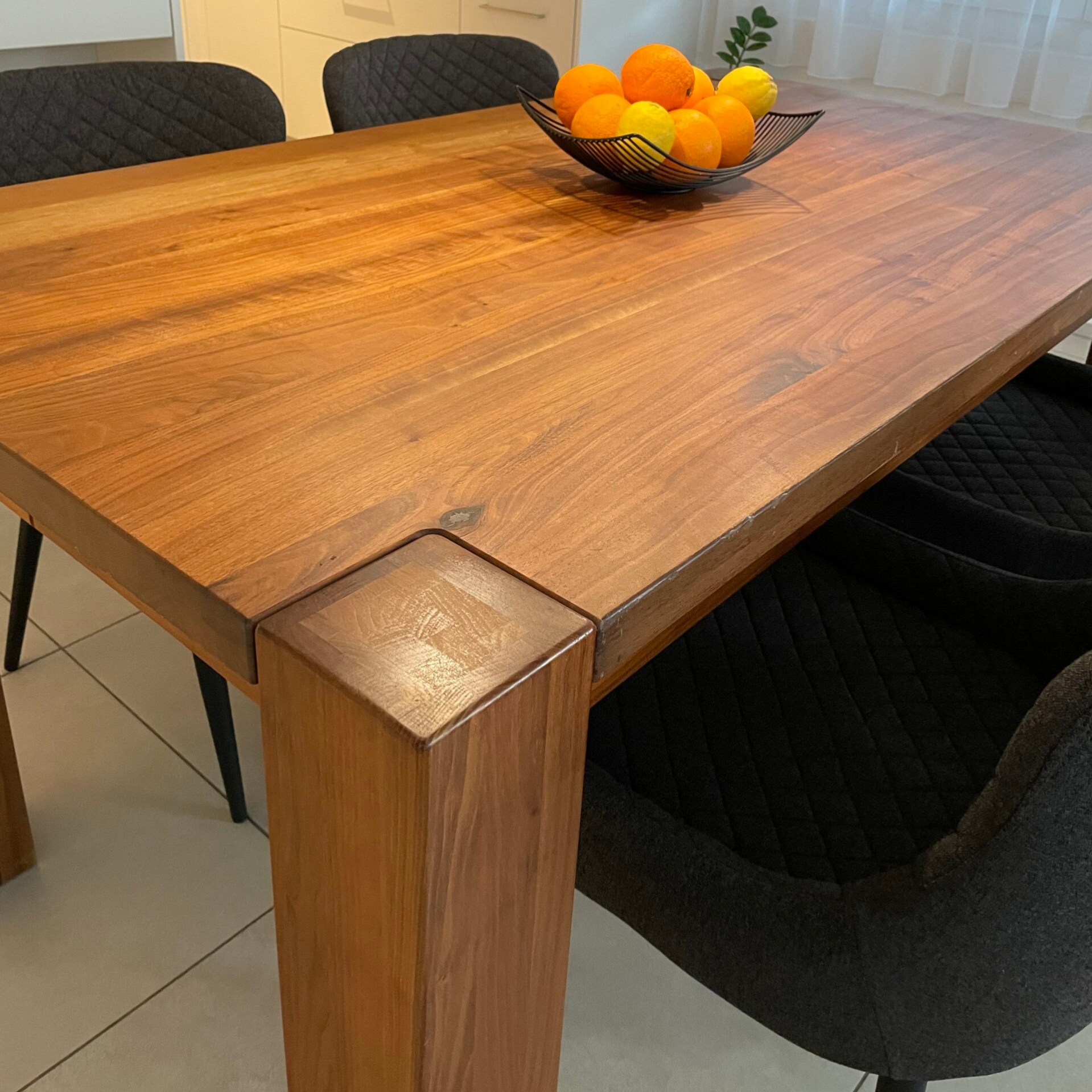 Esstisch aus massiver Nussbaum