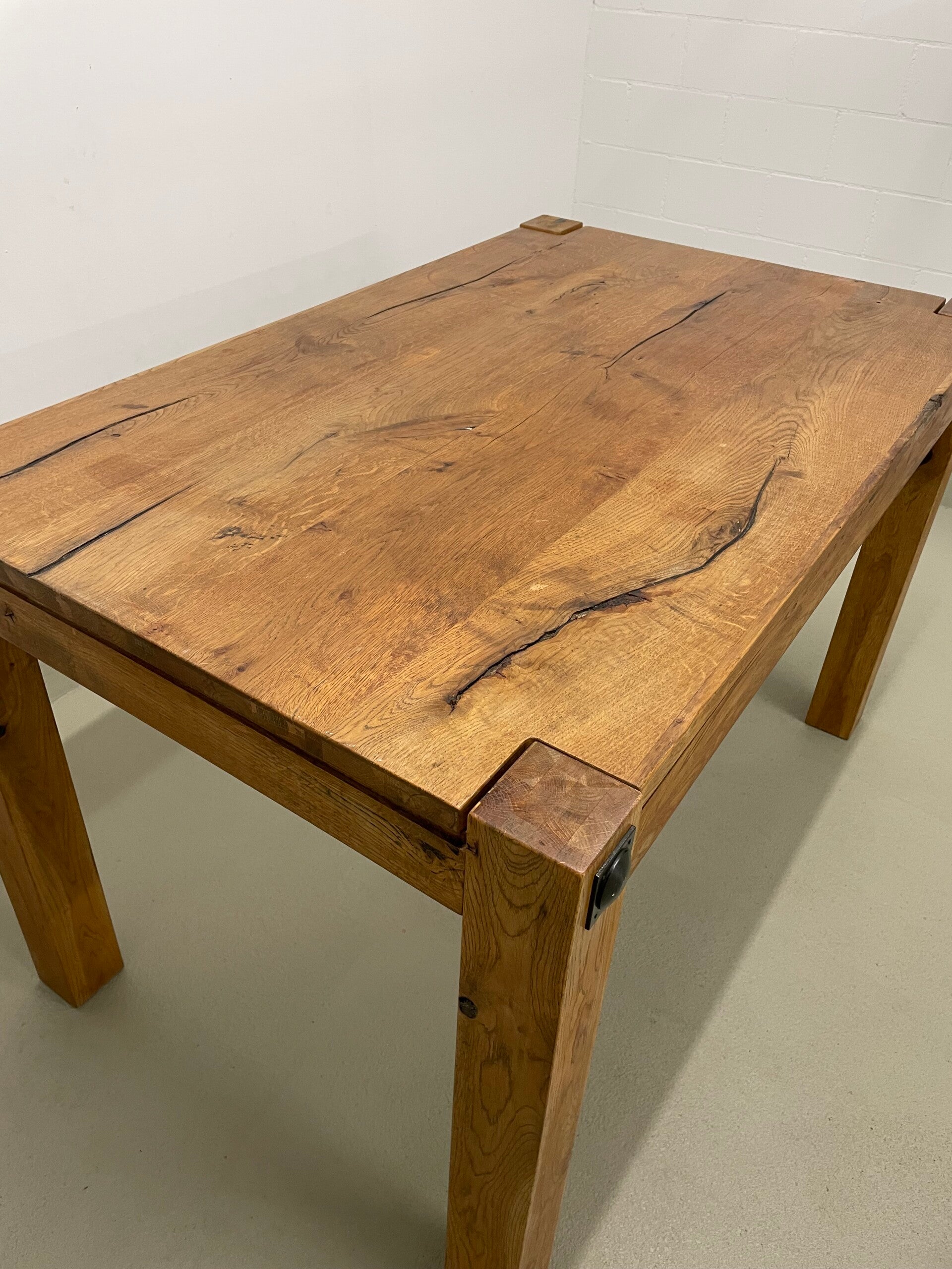 Rustikaler Tisch aus Massivholz (Eiche)