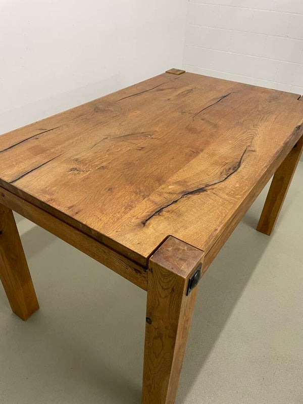Rustikaler Tisch aus Massivholz (Eiche)
