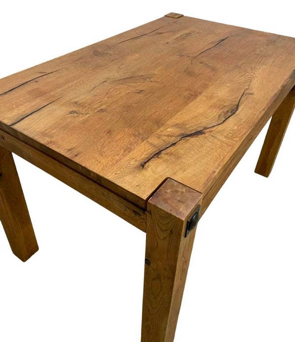 Rustikaler Tisch aus Massivholz (Eiche)