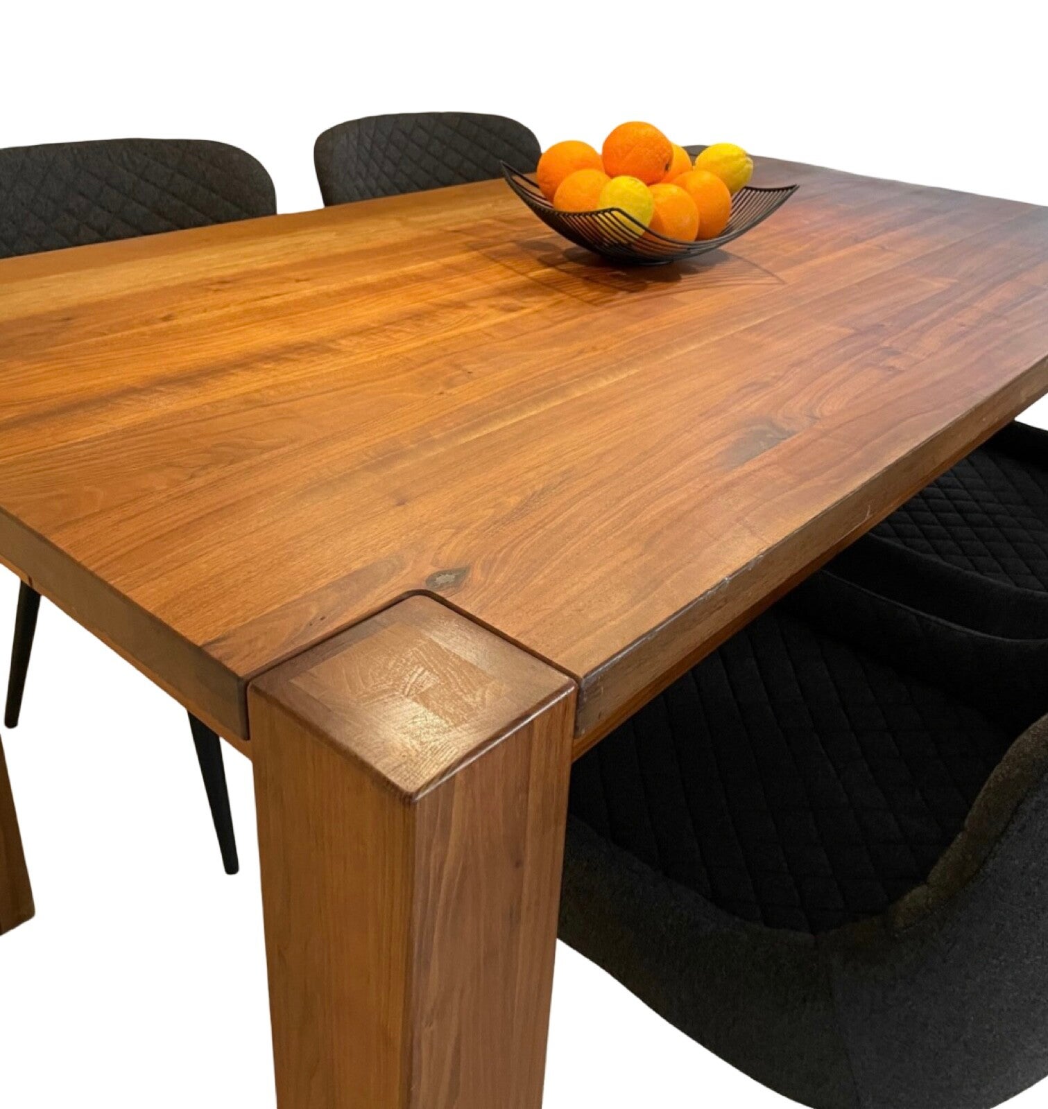 Esstisch aus massiver Nussbaum