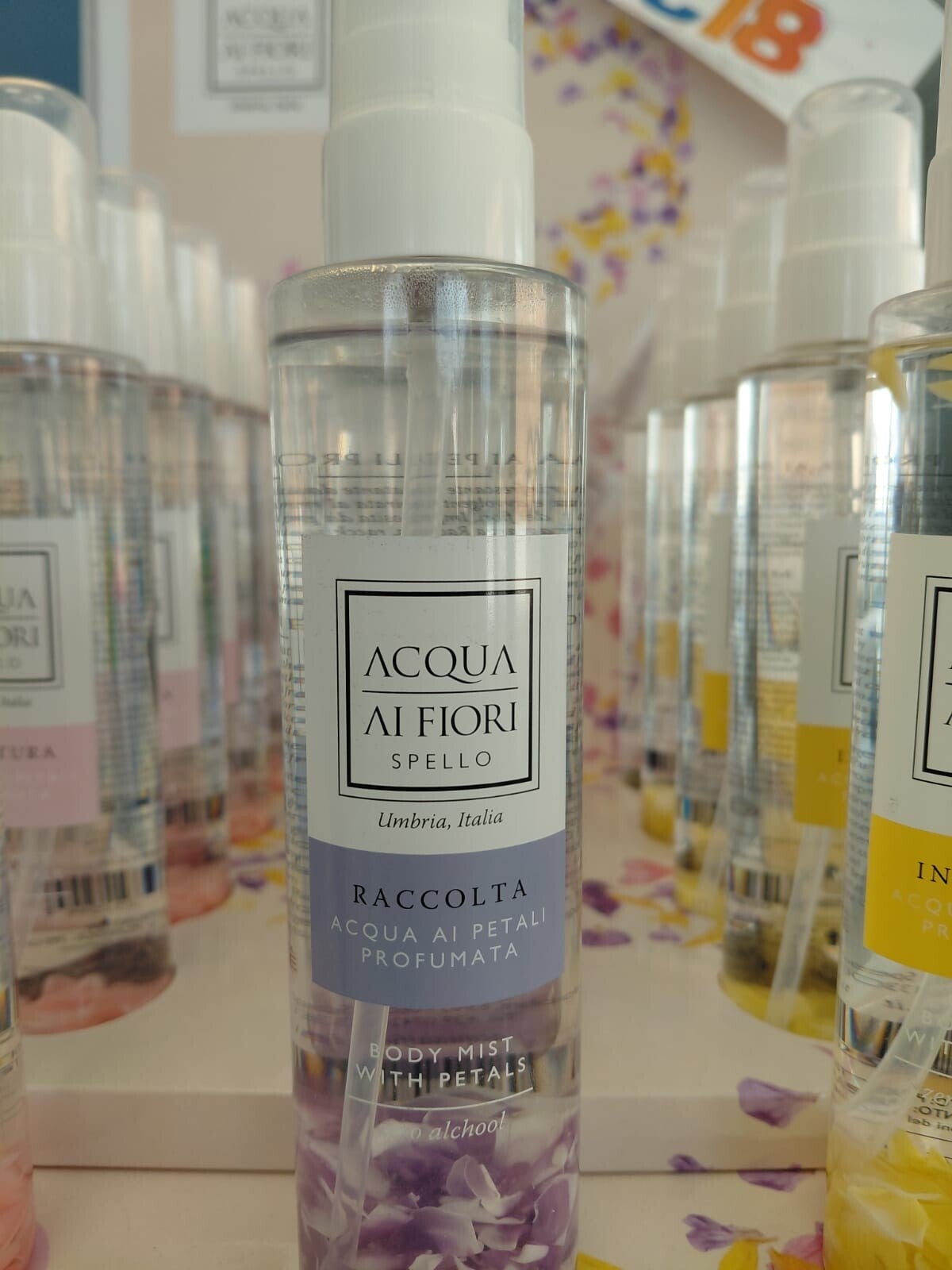acqua profumata ai petali di Spello