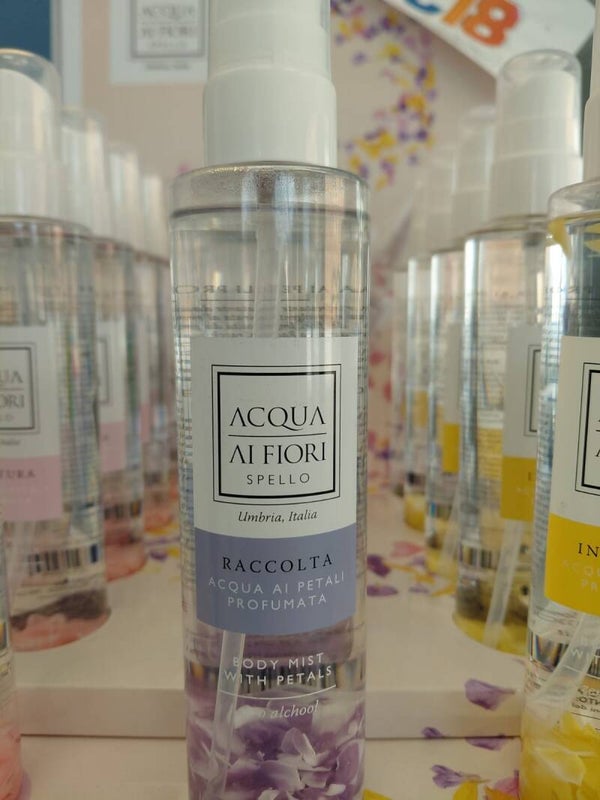 acqua profumata ai petali di Spello