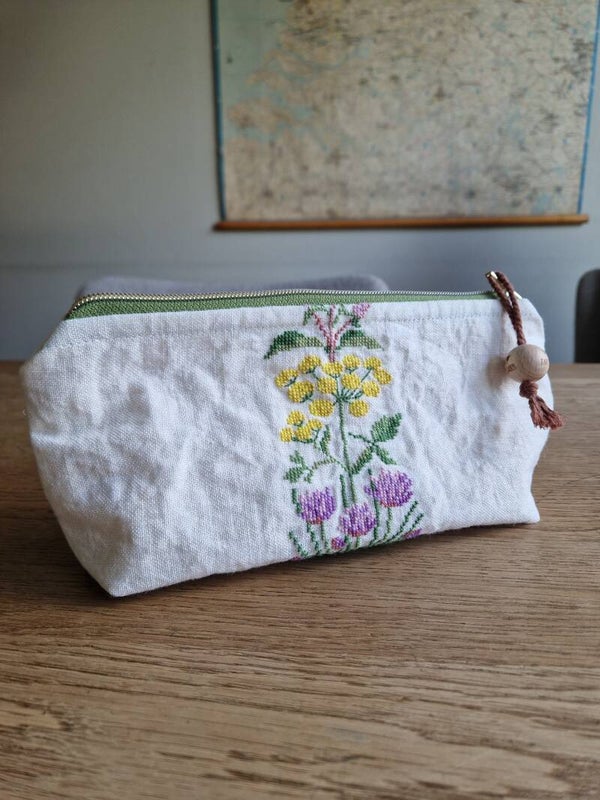 Etui 'Veldbloemen op linnen'