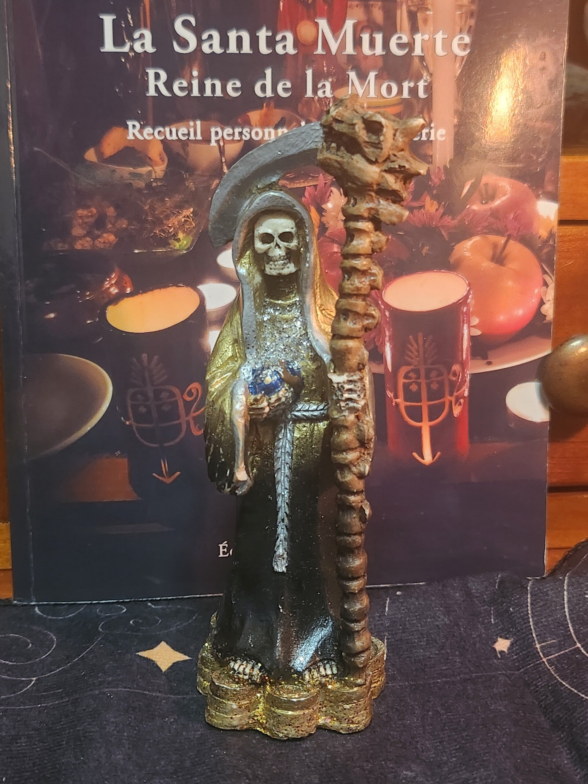 Santa Muerte 13cm negra/dorada