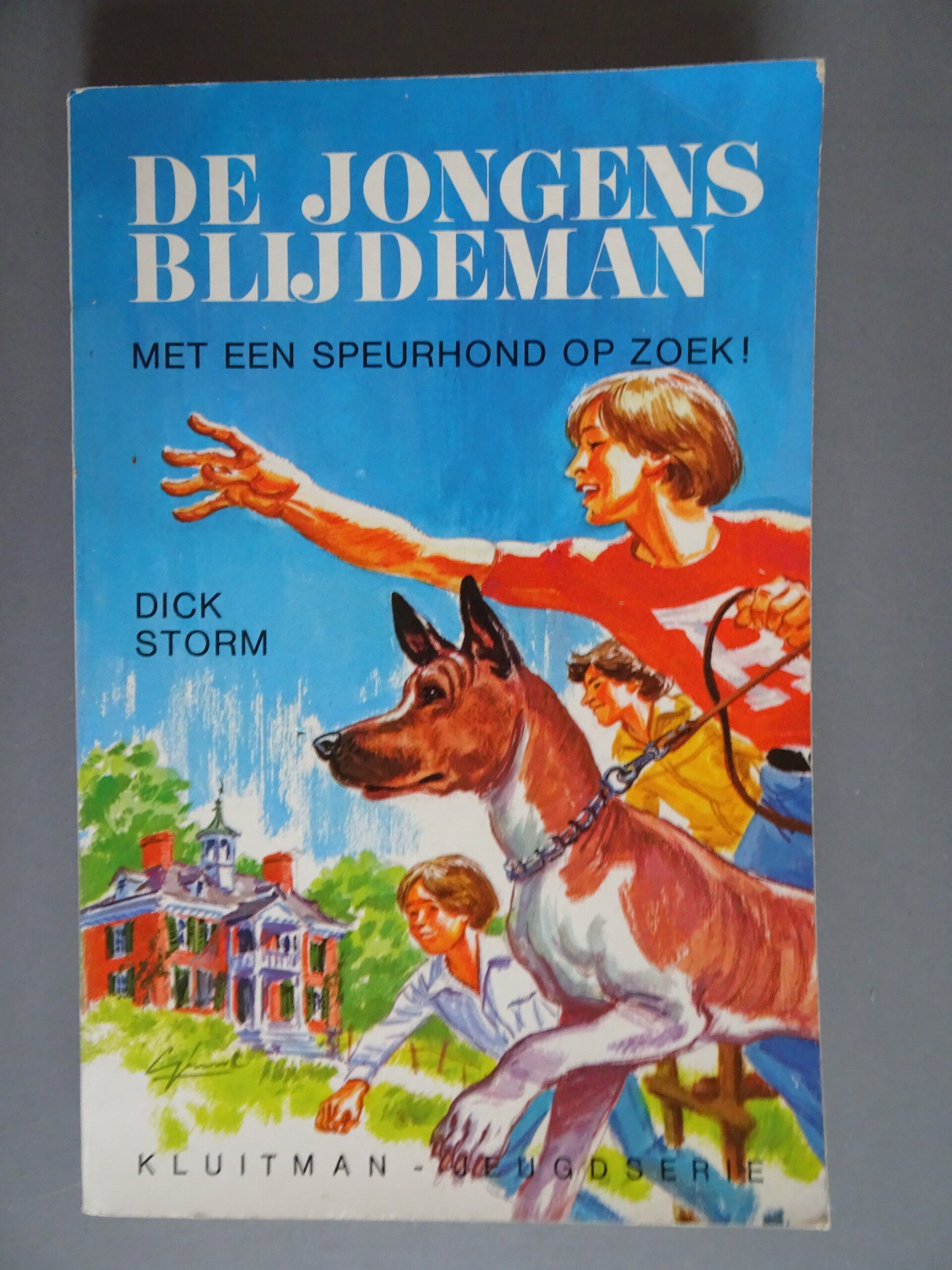J1283 - De jongens Blijdeman met een speurhond op zoek