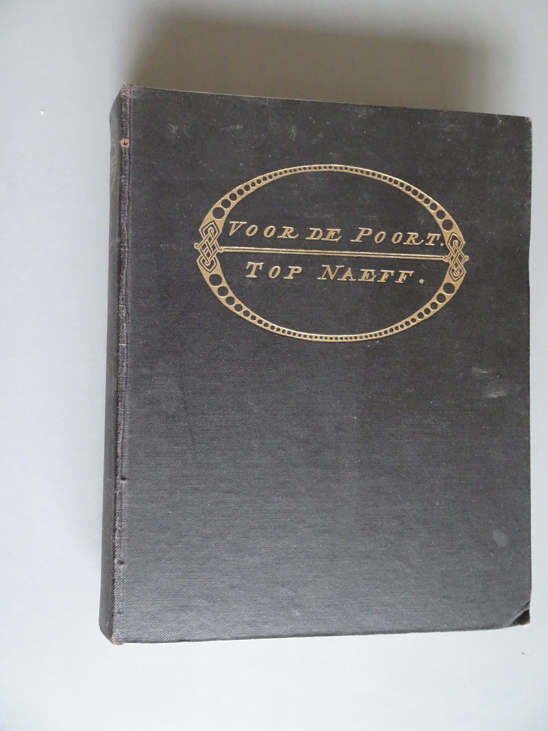 Voor de Poort - zwart linnen kaft