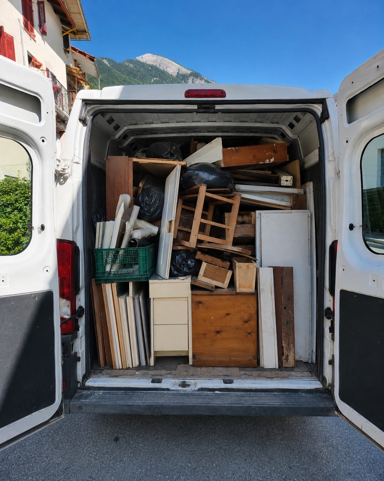 Camion VAL&MAN chargé après un débarras