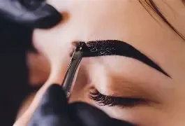 Restructuration des sourcils au henné