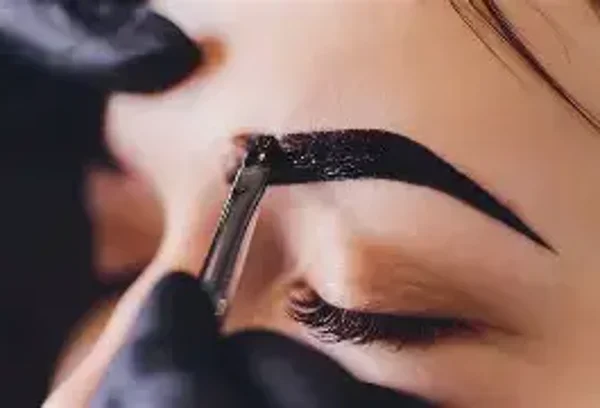 Restructuration des sourcils au henné