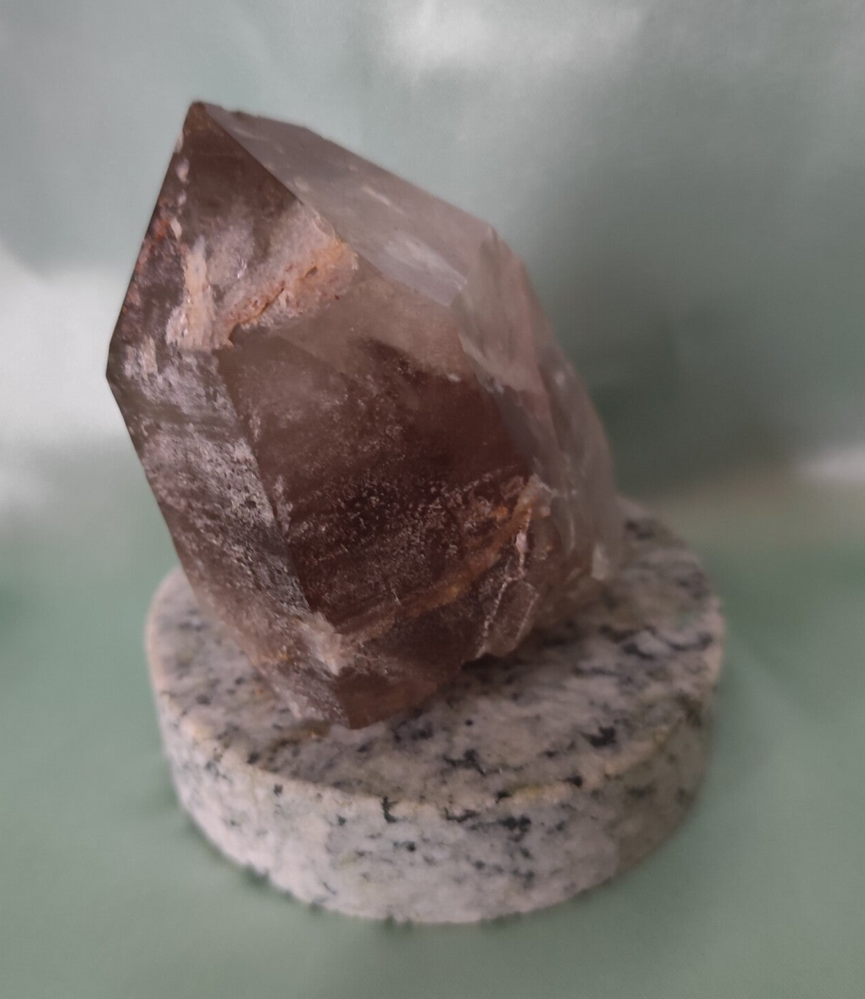 Rauchquarz auf einem Marmor Podest