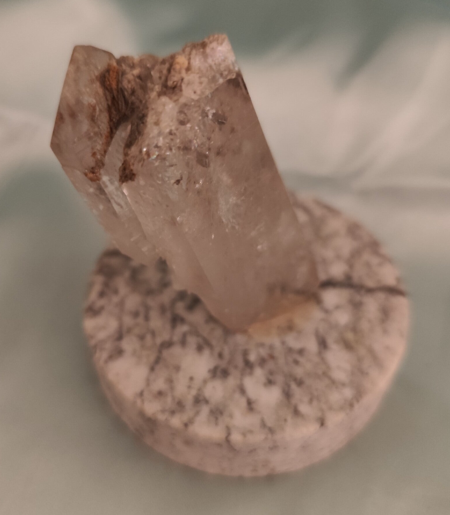 Quarz auf einem Marmor Podest