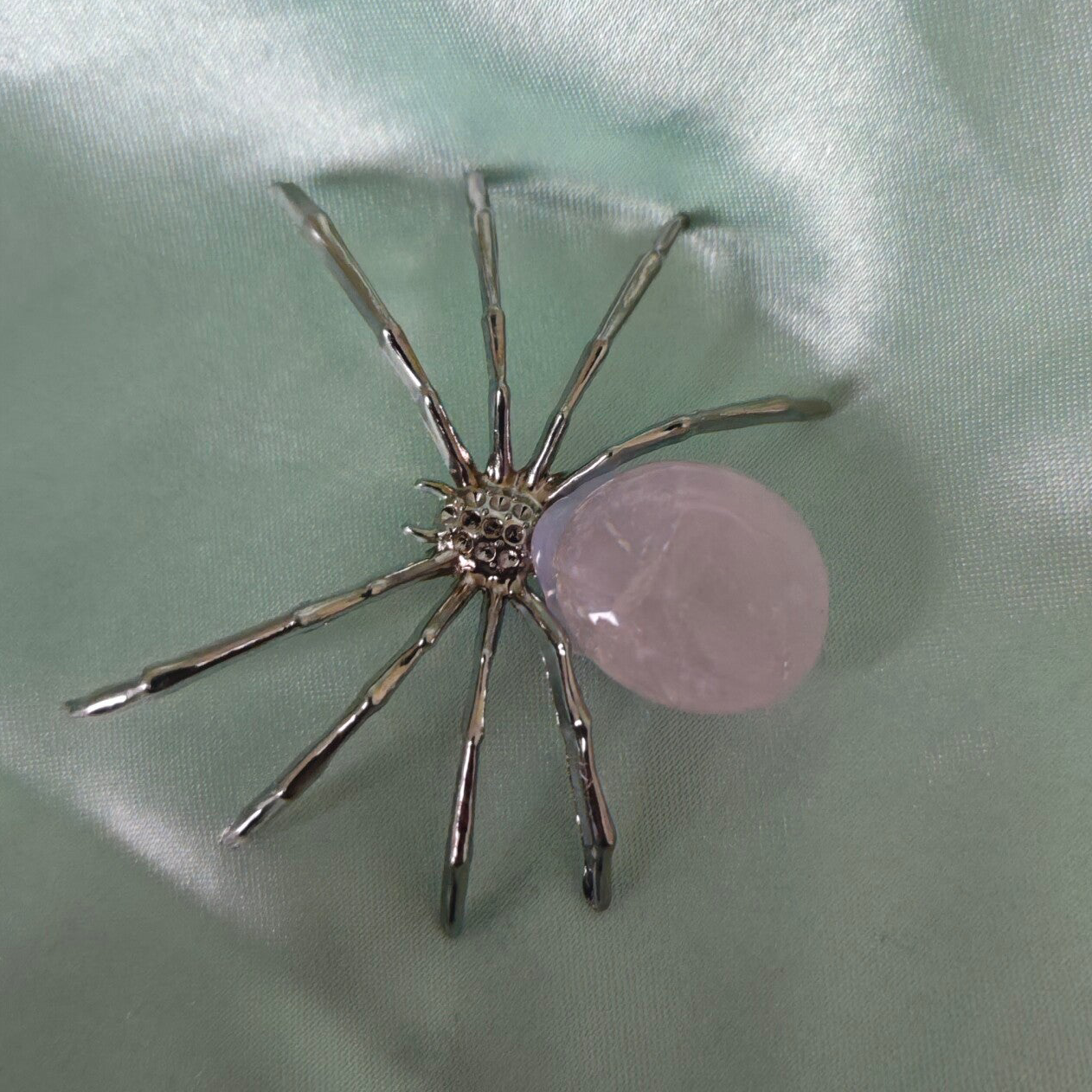 Spinnen mit verschiedenen Steinen