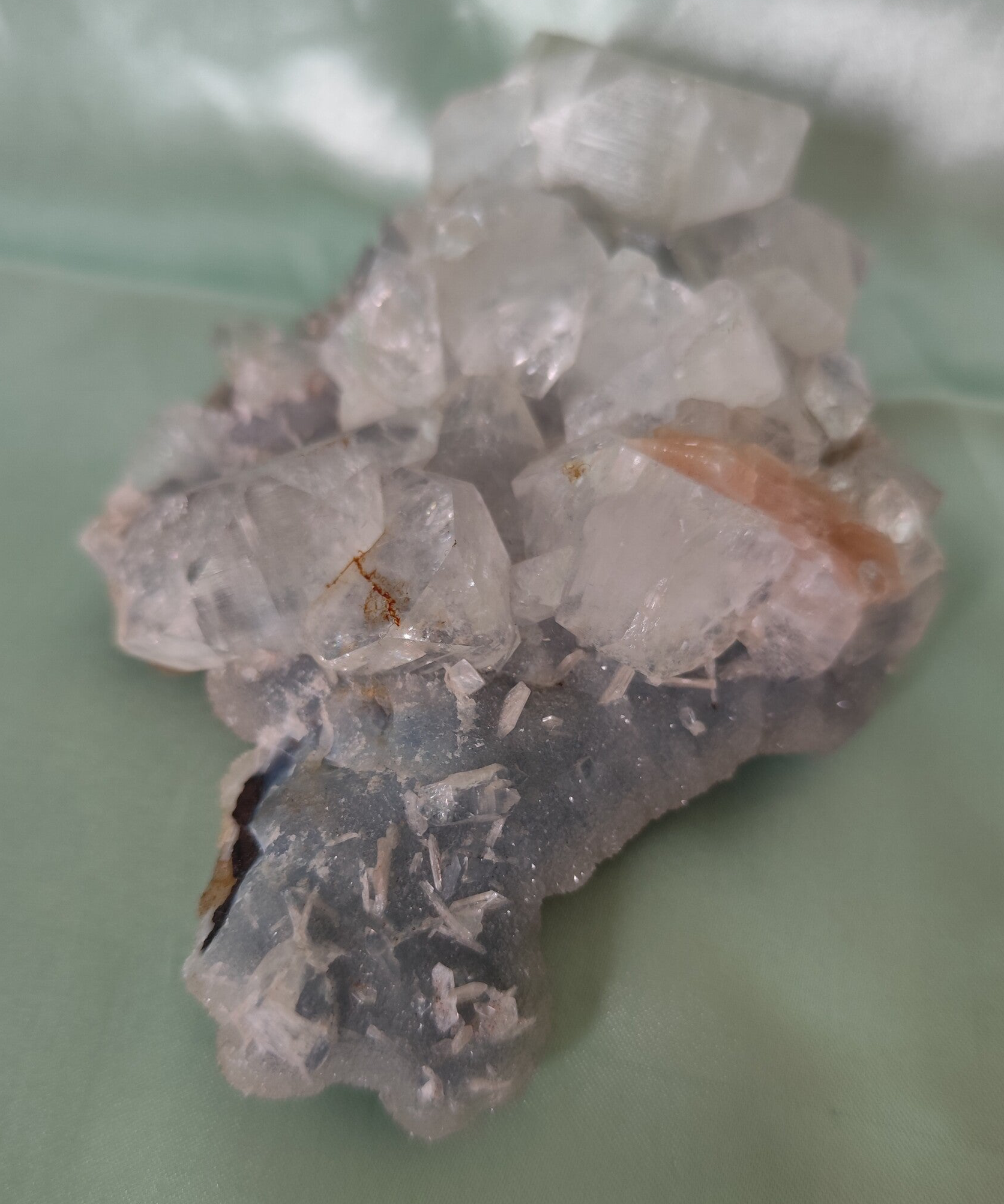 Apophyllit auf Chalcedon Cluster