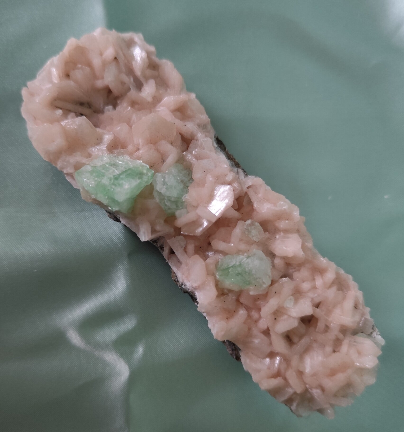 Grüner Apophyillit und Stilbit Cluster