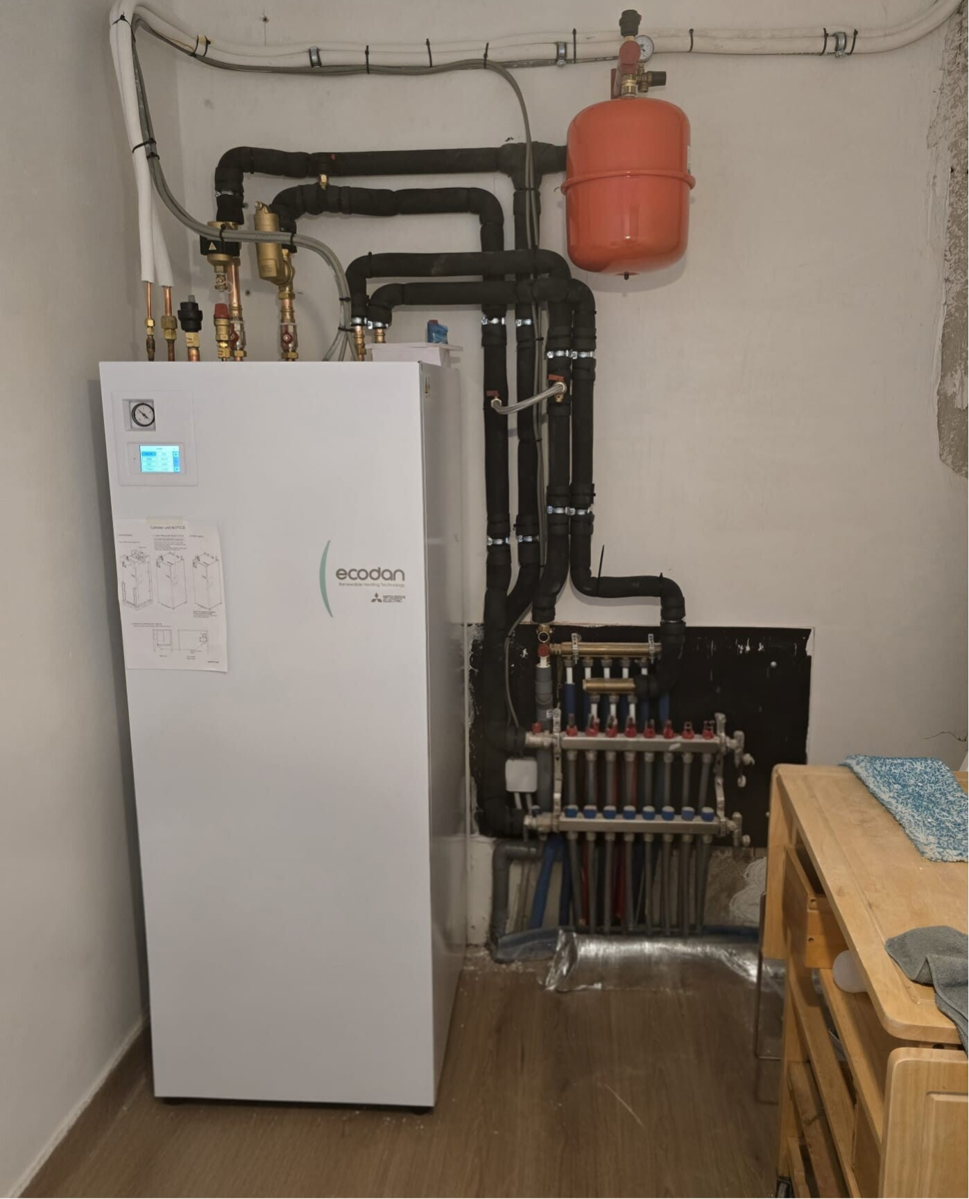 Moderne badkamer met glazen douchecabine, zwart toilet, houten badkamermeubel, zwarte waskom en ronde verlichte spiegel