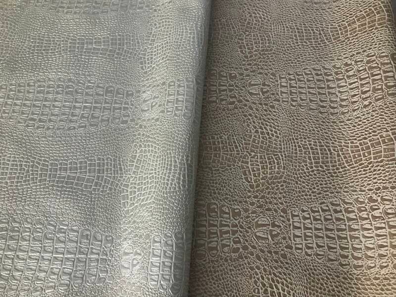 Krokodil met reliëf in zilverig wit en beige/goud