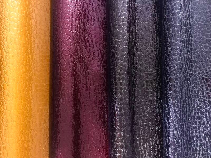 Lakleer met reliëf in goudgeel, bordeauxrood, donkerbrons en donkerbruin