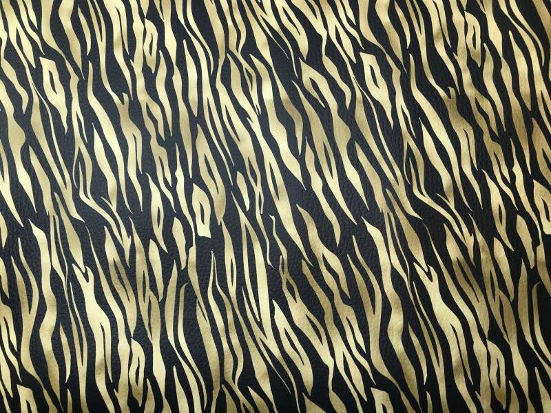 Geelgouden vlammen op zwart