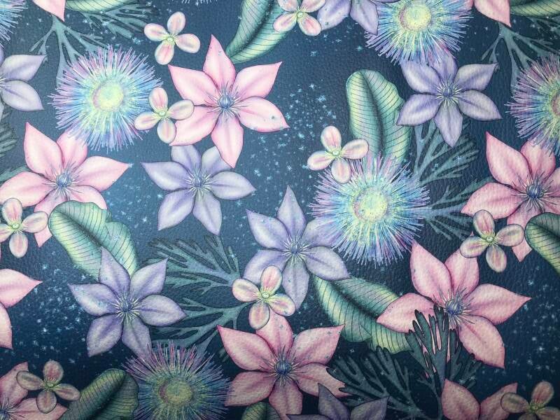 Roze/lila bloemen op donkerblauw