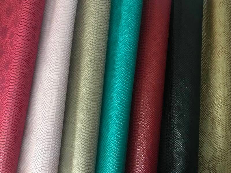 Slangenprint met reliëf in fuchsiaroze, lichtroze, zilvergrijs, felgroen, donkerrood en zwart