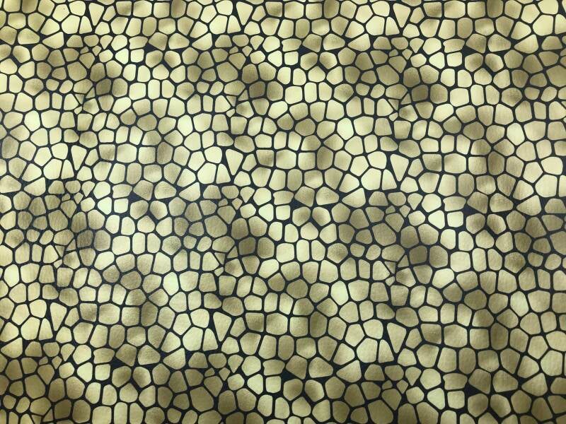 Kiezels in okergeel op zwart