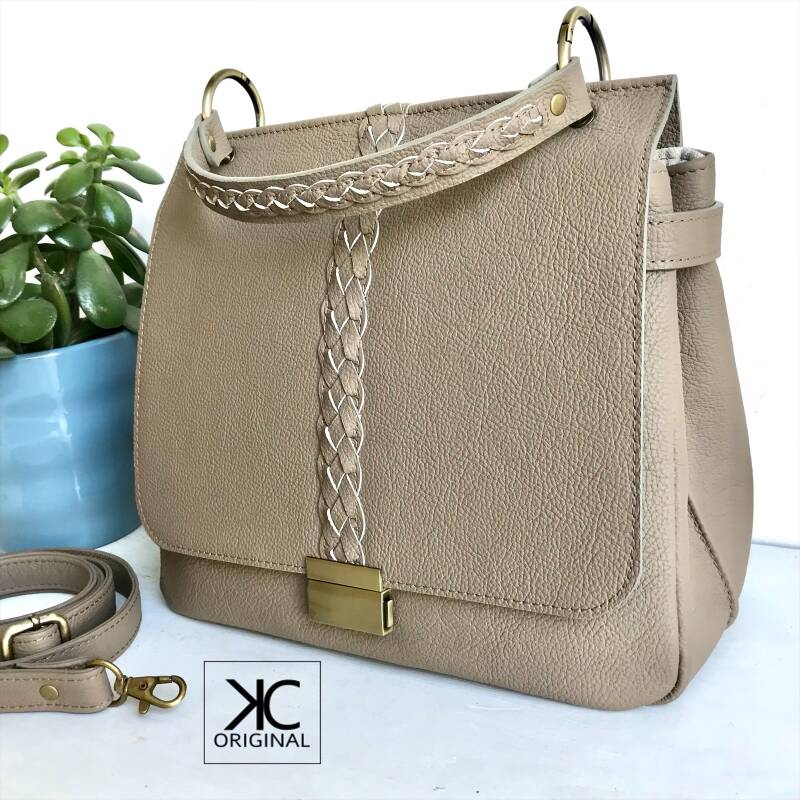 Taupe leren tas, chique schoudertas, crossbodytas in taupe leer, schoudertas met vlechtdetails, leren handtas in taupe kleur