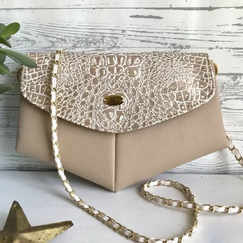 Moeder van de bruid tasje, kunstleer tasje in zandtinten, feestelijk tasje met ketting