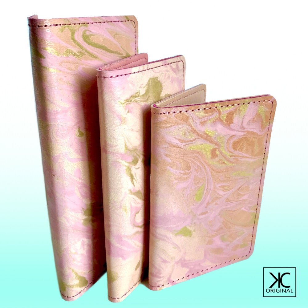 Pasjeshouder Small - roze gemarmerd leer