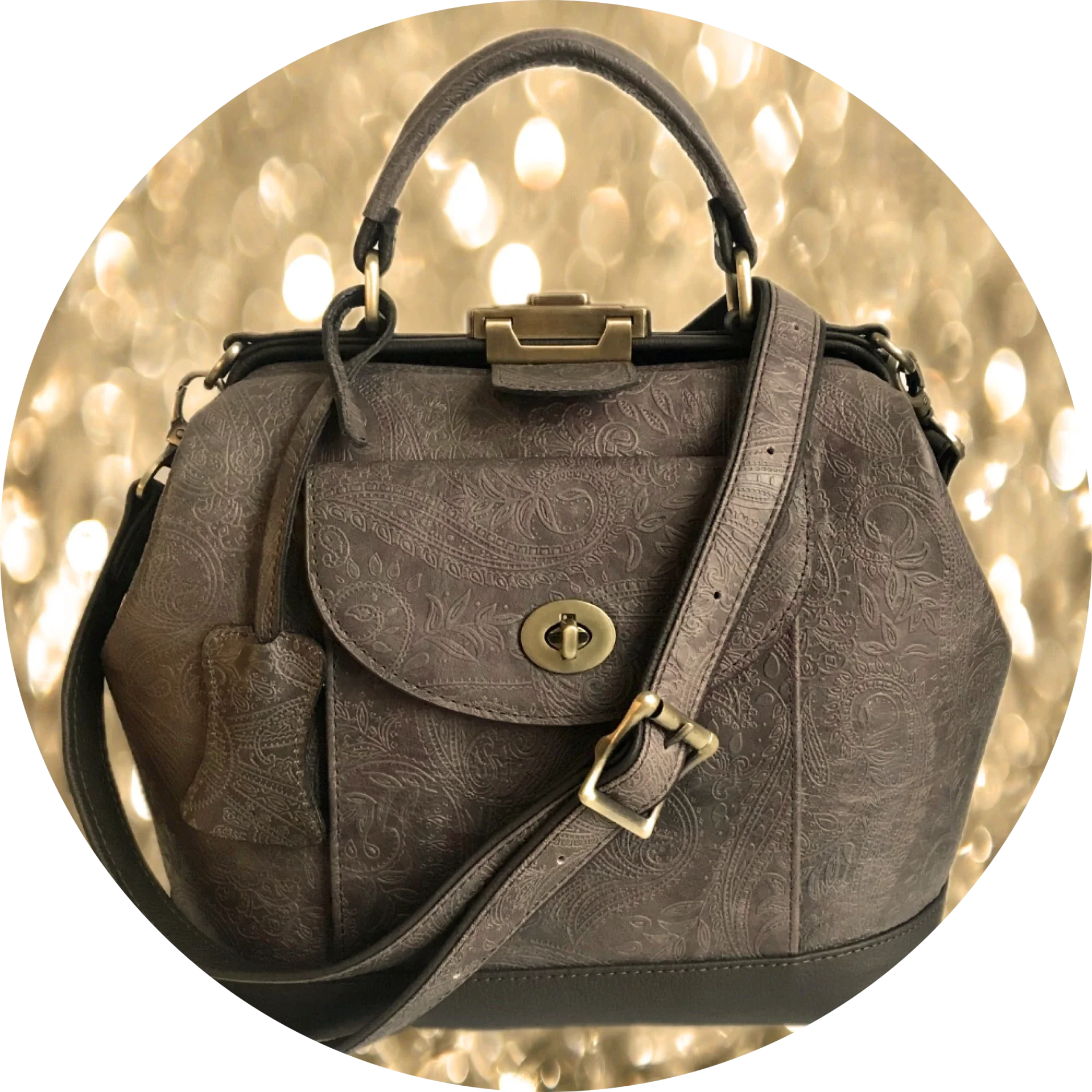 Dokterstas in leverbruin leer met mandala reliëf. Verstelbare schouderband, afsluitbaar zak op voorkant. Leren beugeltas.